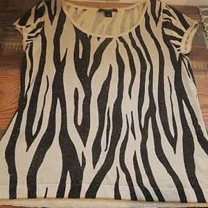 ST JOHN short sleeve top.